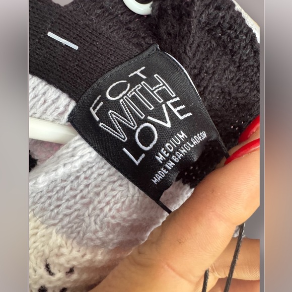 Black and White Chevron V-Neck Sweater - Picture 3 of 3